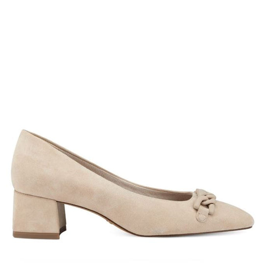 Beige pumps med kedja och fyrkantig klack