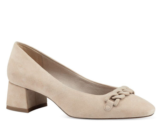 Beige pumps med kedja och fyrkantig klack