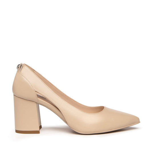 Beige pumps med fyrkantig klack